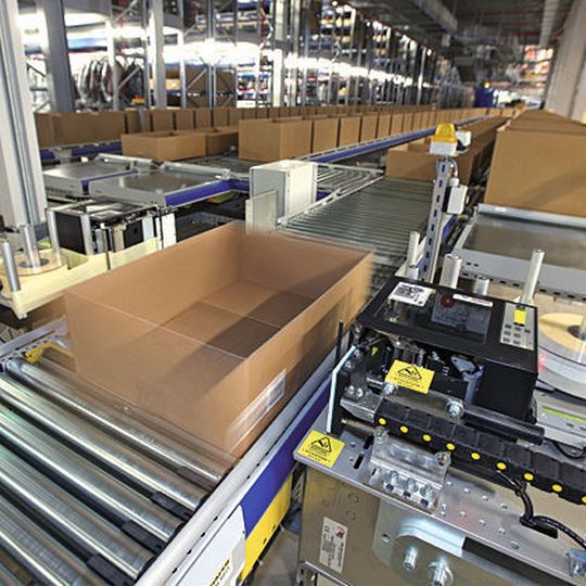Hohe Lieferfähigkeit bei zuverlässiger Auftragsabwicklung ist das Ergebnis des Intralogistikkonzeptes, das SSI Schäfer für den Distributor für Motorradzubehör Parts Europe im Distribution Center in Konz bei Trier realisiert hat. Bild: SSI Schäfer Hohe Lieferfähigkeit bei zuverlässiger Auftragsabwicklung ist das Ergebnis des Intralogistikkonzeptes, das SSI Schäfer für den Distributor für Motorradzubehör Parts Europe im Distribution Center in Konz bei Trier realisiert hat. Bild: SSI Schäfer