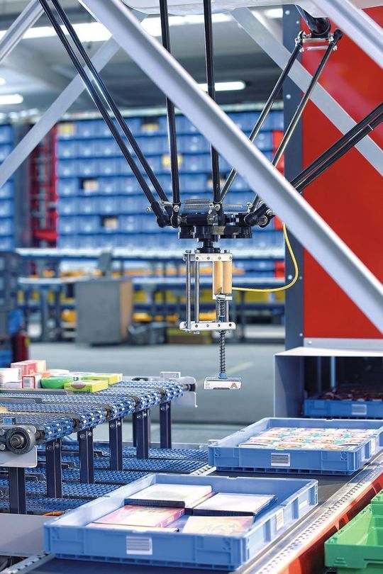 Der Robo-Pick kommissioniert eine enorme Vielfalt an Artikeln unterschiedlicher Größe, Form sowie verschiedenen Gewichts produktschonend und fehlerfrei. Bild: SSI Schäfer Der Robo-Pick kommissioniert eine enorme Vielfalt an Artikeln unterschiedlicher Größe, Form sowie verschiedenen Gewichts produktschonend und fehlerfrei. Bild: SSI Schäfer