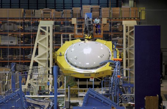 Der weltweit einzige Nietautomat zur Herstellung der Druckspante für Airbus-Verkehrsflugzeuge A320 bei Ruag Technology. (Bild: Ruag)