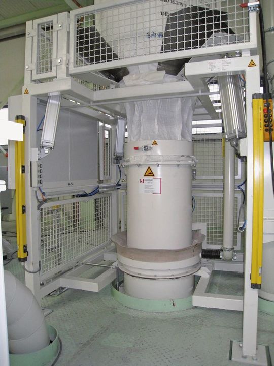 Die von IB Verfahrens- und Anlagentechnik gebaute Station erlaubt die Big Bag-Entleerung ohne Staubemissionen. (Bild: IB Verfahrens- und Anlagentechnik)