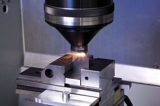 Durch lokale laserinduzierte Erwärmung wird die Werkstofffestigkeit in der Zerspanungszone reduziert. Bild: IPT Durch lokale laserinduzierte Erwärmung wird die Werkstofffestigkeit in der Zerspanungszone reduziert. Bild: IPT