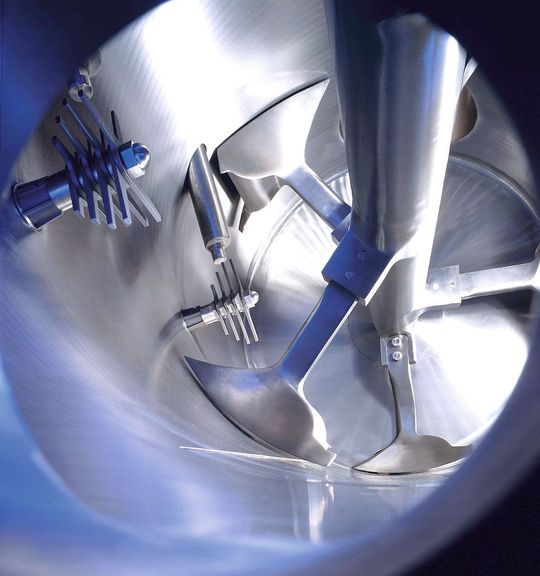 Blick in den Pflugscharmischer, der chargenweise sowie kontinuierlich arbeiten und schwierige Stoffe agglomerieren kann. (Bild: Gebr. Lödige Maschinenbau)