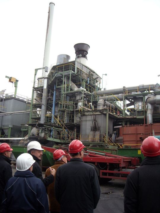 Zur Vorstellung der Entwicklungsstudie CFK-Recycling gehörte der Besuch der Müllpyrolyseanlage Burgau. (Bild: Bifa)