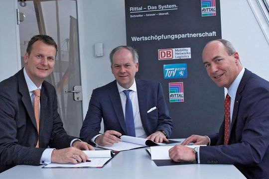 Gemeinsam bei der Vertragsunterzeichnung (v. l.): Udo Jacobasch (DB Kommunikationstechnik), Christoph Caselitz (Rittal) und Michael Schmid (DB Services). (Bild: Rittal) Gemeinsam bei der Vertragsunterzeichnung (v. l.): Udo Jacobasch (DB Kommunikationstechnik), Christoph Caselitz (Rittal) und Michael Schmid (DB Services). (Bild: Rittal)