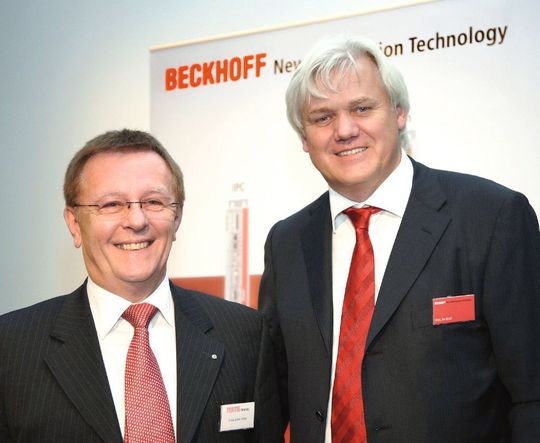 De gauche à droite: Erwin Fertig (directeur général de Fertig Motors) et Hans Beckhoff (directeur général de Beckhoff Automation). (Image: SPS/IPC Drives 2010 - Nürnberg) De gauche à droite: Erwin Fertig (directeur général de Fertig Motors) et Hans Beckhoff (directeur général de Beckhoff Automation). (Image: SPS/IPC Drives 2010 - Nürnberg)