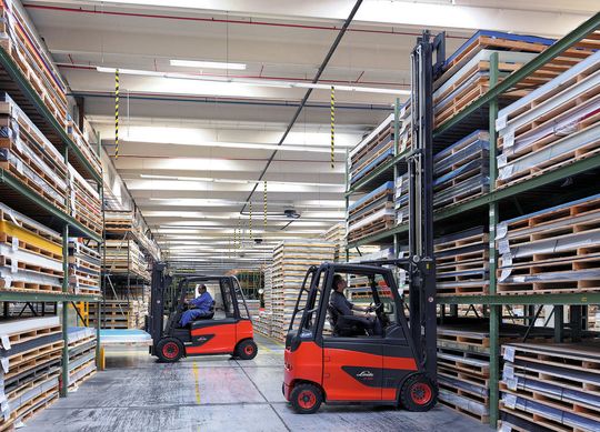 Les clients ont un choix énorme parmi les différentes variantes et n'investissent ainsi, uniquement dans au chariot aux fonctions adaptées spécifiquement à leurs besoins. (Image: Linde Material Handling GmbH, Aschaffenburg) Les clients ont un choix énorme parmi les différentes variantes et n'investissent ainsi, uniquement dans au chariot aux fonctions adaptées spécifiquement à leurs besoins. (Image: Linde Material Handling GmbH, Aschaffenburg)