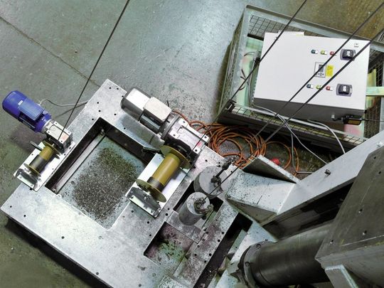 Trotz zweier unterschiedlicher Seilwinden werden die zwei ungleichen Lasten gleichförmig über die Frequenzumrichtersteuerung angehoben und abgesenkt. (Bild: Haacon) Trotz zweier unterschiedlicher Seilwinden werden die zwei ungleichen Lasten gleichförmig über die Frequenzumrichtersteuerung angehoben und abgesenkt. (Bild: Haacon)