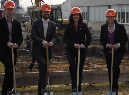 Spatenstich bei der Profilmetall Engineering GmbH (v.l.): Betriebsleiter Pius Stark, geschäftsführender Gesellschafter Manfred Roth, Bürgermeisterin Helga Schmidt-Neder und Daniela Eberspächer-Roth. Bild: Profilmetall Spatenstich bei der Profilmetall Engineering GmbH (v.l.): Betriebsleiter Pius Stark, geschäftsführender Gesellschafter Manfred Roth, Bürgermeisterin Helga Schmidt-Neder und Daniela Eberspächer-Roth. Bild: Profilmetall