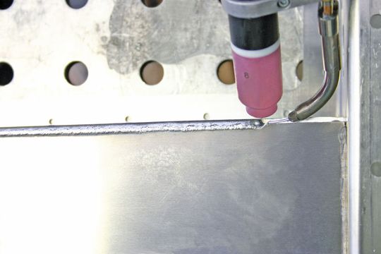 Das Drahtförder-System basiert auf der Push-Push-Technologie: Der Drahtvorschub wird von zwei komplett entkoppelten Antriebseinheiten hochpräzise geregelt. (Bild: Dinse)