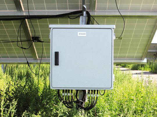 Das 40 MWp-Kraftwerk Finsterwalde verfügt über annährend 500 Generatorenanschlusskästen von Fibox. (Bild: skytron energy) Das 40 MWp-Kraftwerk Finsterwalde verfügt über annährend 500 Generatorenanschlusskästen von Fibox. (Bild: skytron energy)