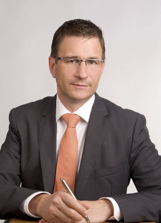 Michael Platzner, Vorstandsmitglied der Proxia Software AG:„Besonders hervorzuheben ist, dass die Proxis-Softwarelösungen auf Basis neuester Entwicklungsstandards programmiert werden und vor allem diese auch dem Zeitgeist moderner Unternehmensstrukturen entsprechen." (Bild: Proxia) Michael Platzner, Vorstandsmitglied der Proxia Software AG:„Besonders hervorzuheben ist, dass die Proxis-Softwarelösungen auf Basis neuester Entwicklungsstandards programmiert werden und vor allem diese auch dem Zeitgeist moderner Unternehmensstrukturen entsprechen." (Bild: Proxia)