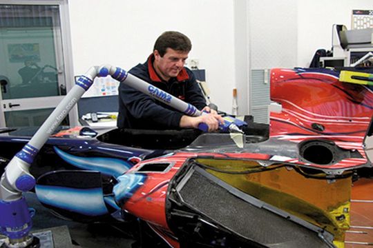 FARO mesure les profils aérodynamiques de la Formule 1 pour la Scuderia Toro Rosso. (Image: www.faro.com) FARO mesure les profils aérodynamiques de la Formule 1 pour la Scuderia Toro Rosso. (Image: www.faro.com)