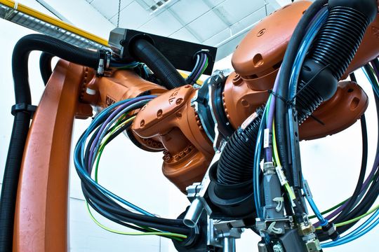 Die am ZLP in Betrieb genommene Roboterzelle besteht aus zwei Robotern, die auf einer gemeinsamen fast zehn Meter langen Verfahrachse montiert sind. (Bild: DLR ZLP) Die am ZLP in Betrieb genommene Roboterzelle besteht aus zwei Robotern, die auf einer gemeinsamen fast zehn Meter langen Verfahrachse montiert sind. (Bild: DLR ZLP)