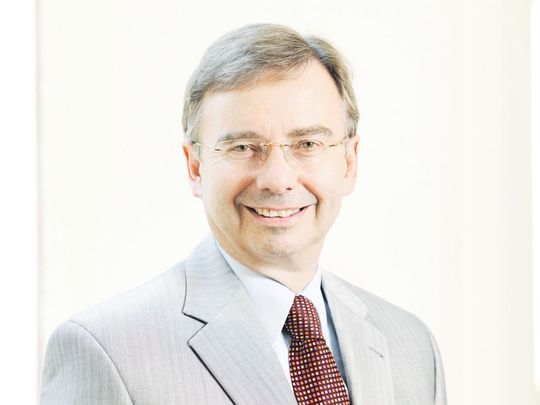 Sachsen-CIO Dr. Wilfried Bernhardt setzt vor allem auf Kooperation. Das schließt die Kommunen, Länder und den Bund mit ein, zielt aber auch in Richtung EU Sachsen-CIO Dr. Wilfried Bernhardt setzt vor allem auf Kooperation. Das schließt die Kommunen, Länder und den Bund mit ein, zielt aber auch in Richtung EU
