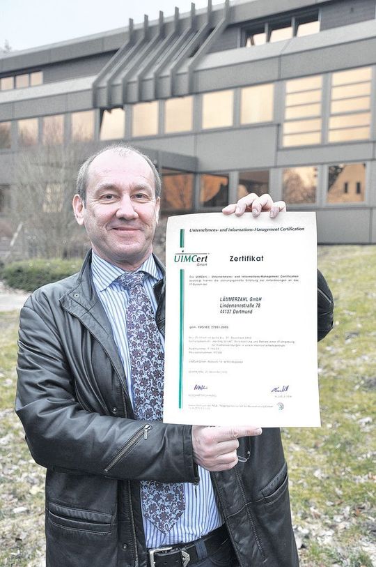 Jürgen Lämmerzahl mit dem Hosting-Zertifikat für das Qualitätsmanagement Jürgen Lämmerzahl mit dem Hosting-Zertifikat für das Qualitätsmanagement