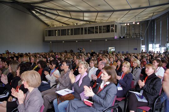 Mit über 1000 Teilnehmerinnen und einigen Teilnehmern ging am 8. April der Fachkongress Womenpower unter dem Motto „Karrieren antreiben – steuern – bewegen“ im Rahmen der Hannover-Messe in die achte Runde. (Bild: Schulz) Mit über 1000 Teilnehmerinnen und einigen Teilnehmern ging am 8. April der Fachkongress Womenpower unter dem Motto „Karrieren antreiben – steuern – bewegen“ im Rahmen der Hannover-Messe in die achte Runde. (Bild: Schulz)