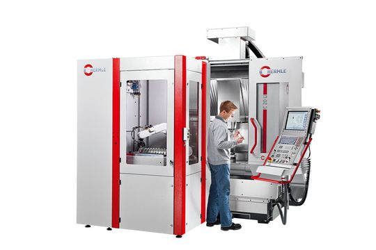 Bild 1: Robotersystem RS 05 adaptiert an ein Fünf-Achs-Bearbeitungszentrum C 20 U. Der Zugang für den Bediener von vorne bleibt durch die Integration des Robotersystems in die linke Maschinenverkleidung erhalten. (Bild: Hermle) Bild 1: Robotersystem RS 05 adaptiert an ein Fünf-Achs-Bearbeitungszentrum C 20 U. Der Zugang für den Bediener von vorne bleibt durch die Integration des Robotersystems in die linke Maschinenverkleidung erhalten. (Bild: Hermle)