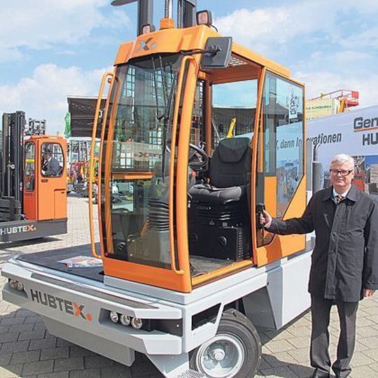 Ralf Jestädt, geschäftsführender Gesellschafter der Hubtex Maschinenbau GmbH & Co. KG, vor dem neuen Seitenstapler, den es wahlweise mit Diesel-, Gas- oder Elektroantrieb gibt. Bild: Kroh Ralf Jestädt, geschäftsführender Gesellschafter der Hubtex Maschinenbau GmbH & Co. KG, vor dem neuen Seitenstapler, den es wahlweise mit Diesel-, Gas- oder Elektroantrieb gibt. Bild: Kroh