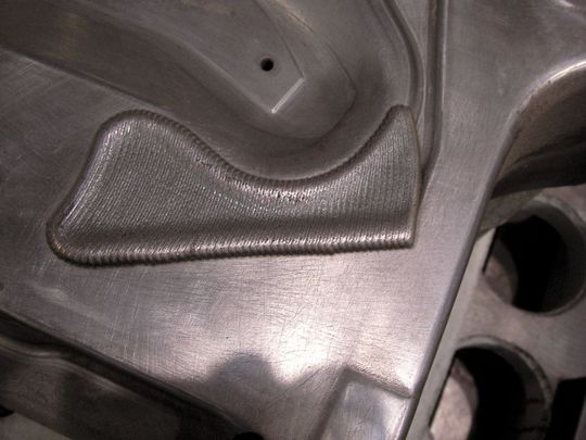 Mit dem Laserauftragsschweißen lassen sich Reparaturen durchführen oder auch Verschleißschutzschichten aufbringen. (Bild: Cenit) Mit dem Laserauftragsschweißen lassen sich Reparaturen durchführen oder auch Verschleißschutzschichten aufbringen. (Bild: Cenit)