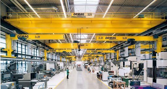 Die Spezialisten für Schwergewichte: Prozesskrane sorgen beispielsweise für den sicheren und effizienten Werkzeugwechsel. (Bilder: DEMAG)