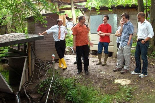 Forscher des Institutes für Wasserbau und Ingenieurhydrologie der Technischen Universität Wien untersuchen in einem Testgebiet die unterschiedlichen Wasserflüsse vom Niederschlag bis zum Abfluss im Gewässer. Forscher des Institutes für Wasserbau und Ingenieurhydrologie der Technischen Universität Wien untersuchen in einem Testgebiet die unterschiedlichen Wasserflüsse vom Niederschlag bis zum Abfluss im Gewässer.