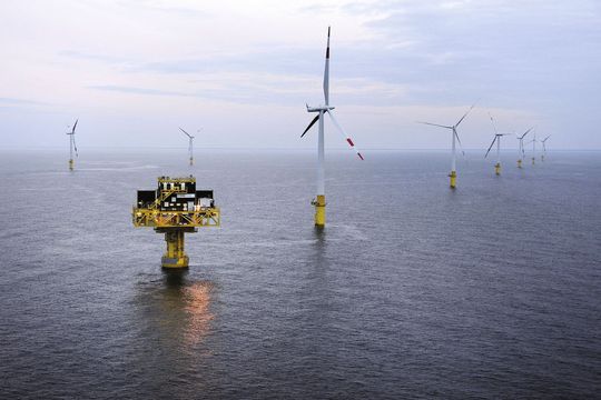 In der 900 Tonnen schweren Umspannstation von EnBW Windpark Baltic 1 wird der Strom auf Netzspannung hochtransformiert. (Bild: EnBW) In der 900 Tonnen schweren Umspannstation von EnBW Windpark Baltic 1 wird der Strom auf Netzspannung hochtransformiert. (Bild: EnBW)