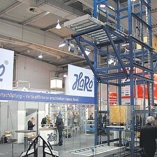 Die robuste 4-Ständer-Bauweise des Vertikalförderers soll sowohl den Techniker als auch den Kaufmann überzeugen und dem Anwender jahrzehntelangen, ungestörten und sicheren Gebrauch verschaffen. Bild: Haro Die robuste 4-Ständer-Bauweise des Vertikalförderers soll sowohl den Techniker als auch den Kaufmann überzeugen und dem Anwender jahrzehntelangen, ungestörten und sicheren Gebrauch verschaffen. Bild: Haro