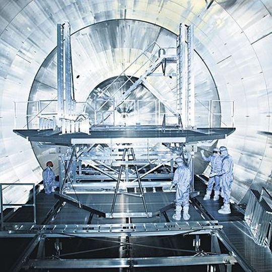 Sinnvoll eingesetzte Steigtechniksysteme wie Überstiege, Laufsteganlagen und Industrietreppen verkürzen die Wege in der Fertigung. Bild: Günzburger Steigtechnik Sinnvoll eingesetzte Steigtechniksysteme wie Überstiege, Laufsteganlagen und Industrietreppen verkürzen die Wege in der Fertigung. Bild: Günzburger Steigtechnik