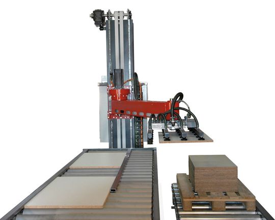 Der Einsäulenstapler ESS 15/250 von huw benötigt für seine drei Achsen lediglich zwei Motoren und ermöglicht ein hochdynamisches lagenweises Palettieren bei einem hervorragenden Preis-Leistungs-Verhältnis. (Bilder: Nabtesco)