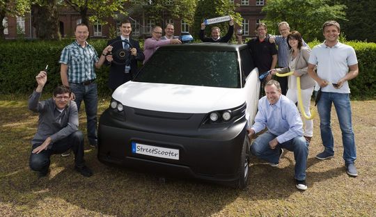 Eine Allianz von RWTH-Experten und Industrieunternehmen entwickelt den StreetScooter als serientaugliches Elektroauto – das Foto zeigt Projektmitarbeiterinnen und –mitarbeiter gemeinsam mit Leiter Professor Dr.-Ing. Achim Kampker (3. von links). (Bild: RWTH Aachen)