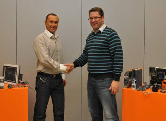 Nach der Vertragsunterzeichnung: Links: Paolo Salvagno, Geschäftsführer B&R Industrie-Automation AG Frauenfeld, Rechts: Jonny Dörig, Leiter Business Unit Automation Pantec (Bild: Pantec)