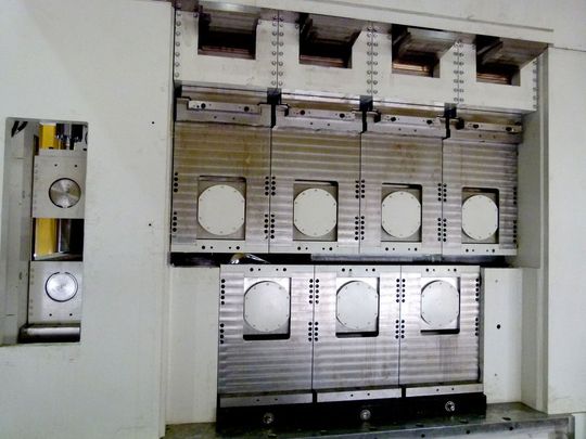Sieben gewaltige Walzen bringen ein 100 mm dickes Titanblech in Form. Gebaut wurde die gigantische Richtmaschine von der G+K Pressen und Automatisierung in Niedernberg am Main. Bild: Kuhn Sieben gewaltige Walzen bringen ein 100 mm dickes Titanblech in Form. Gebaut wurde die gigantische Richtmaschine von der G+K Pressen und Automatisierung in Niedernberg am Main. Bild: Kuhn