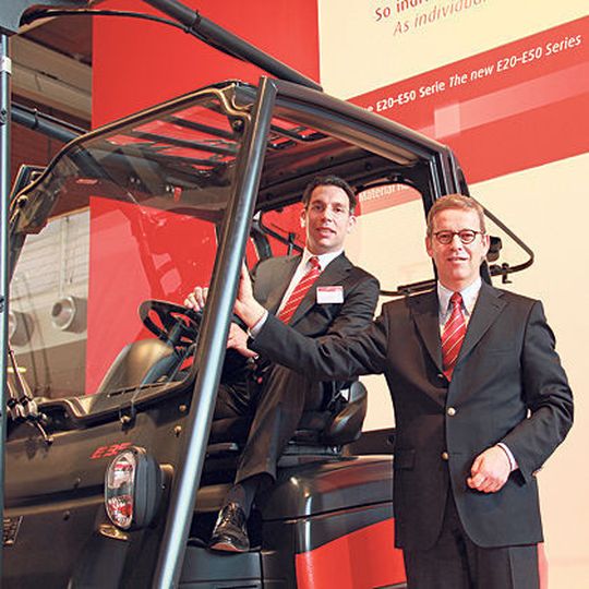 Linde-Chef Theodor Maurer (rechts) und Vertriebschef Dr. Ralf Dingeldein setzen in Zukunft auf noch effizientere Stapler. Bild: Fouhy Linde-Chef Theodor Maurer (rechts) und Vertriebschef Dr. Ralf Dingeldein setzen in Zukunft auf noch effizientere Stapler. Bild: Fouhy