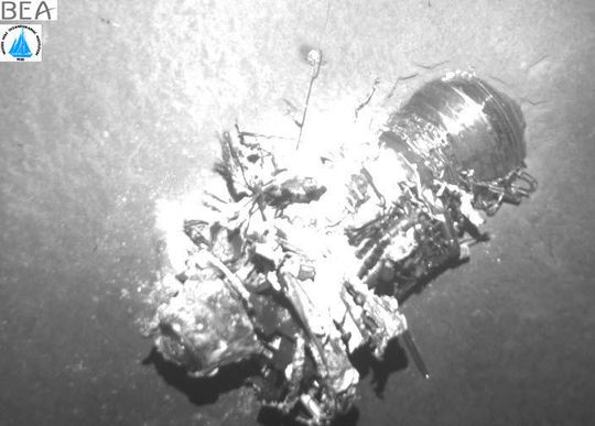 Das erste Bild aus der Tiefe: Die Maschine des Flugs 447 wurde in 3.900 m Tiefe entdeckt <em id="ForP_BFE2CC88-E95C-C313-870CABCD2A8B48BD">Bilder: BEA</em> Das erste Bild aus der Tiefe: Die Maschine des Flugs 447 wurde in 3.900 m Tiefe entdeckt <em id="ForP_BFE2CC88-E95C-C313-870CABCD2A8B48BD">Bilder: BEA</em>