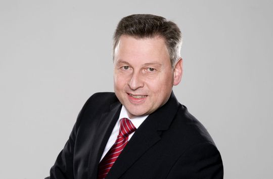 Uwe Burk, Country Manager Central Europe bei DS SolidWorks: "Nachhaltigkeit beeinflusst heute nicht nur das Verhalten der Konsumenten sondern auch das der Unternehmen. Den Entwicklern bei SolidWorks war es daher wichtig, den gesamten Lebenszyklus eines Produktes abzubilden. Vom Rohstoffanbau über die Fertigung bis hin zur Nutzung und Entsorgung des Produkts." (Bilder: SolidWorks) Uwe Burk, Country Manager Central Europe bei DS SolidWorks: "Nachhaltigkeit beeinflusst heute nicht nur das Verhalten der Konsumenten sondern auch das der Unternehmen. Den Entwicklern bei SolidWorks war es daher wichtig, den gesamten Lebenszyklus eines Produktes abzubilden. Vom Rohstoffanbau über die Fertigung bis hin zur Nutzung und Entsorgung des Produkts." (Bilder: SolidWorks)