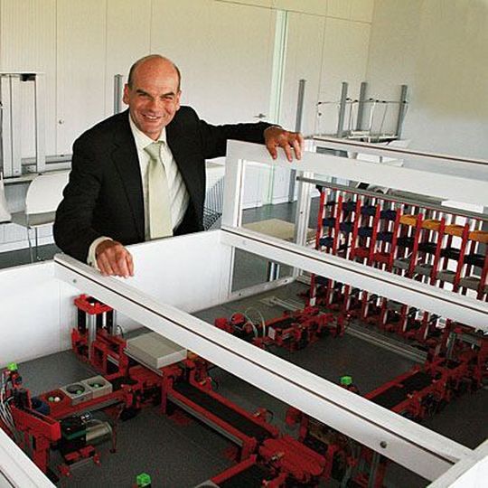 Prof. Dr. Oliver Kunze bei der Eröffnung des Logistik-Labors an der Hochschule Neu-Ulm. Bild: Hochschule Neu-Ulm Prof. Dr. Oliver Kunze bei der Eröffnung des Logistik-Labors an der Hochschule Neu-Ulm. Bild: Hochschule Neu-Ulm