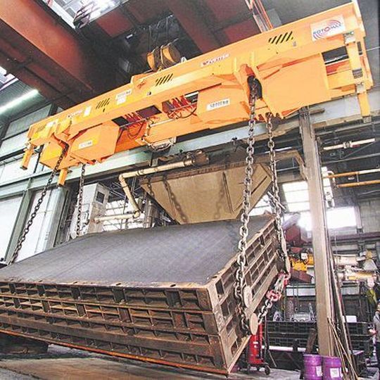 Ein Lastwendegerät Rotamax RVE mit einer Tragfähigkeit bis 100 t beim Wenden eines Gießkastens. Bild: Vetter Krantechnik Ein Lastwendegerät Rotamax RVE mit einer Tragfähigkeit bis 100 t beim Wenden eines Gießkastens. Bild: Vetter Krantechnik