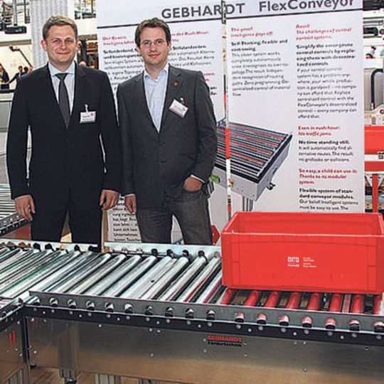 Marco Gebhardt (re.), Geschäftsführer der Gebhardt Fördertechnik GmbH, mit Thomas Stoll vom Karlsruher Institut für Technologie, der das Fördersystem mitentwickelt hat. Bild: Otto Marco Gebhardt (re.), Geschäftsführer der Gebhardt Fördertechnik GmbH, mit Thomas Stoll vom Karlsruher Institut für Technologie, der das Fördersystem mitentwickelt hat. Bild: Otto