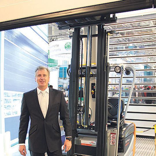 Christopher Seysen von Efaflex appelliert an die Bauherren von Logistikzentren, nicht an der Tortechnik zu sparen, denn nach wenigen Monaten müsse man erneut in ein Qualitätstor investieren. Bild: Weber Christopher Seysen von Efaflex appelliert an die Bauherren von Logistikzentren, nicht an der Tortechnik zu sparen, denn nach wenigen Monaten müsse man erneut in ein Qualitätstor investieren. Bild: Weber