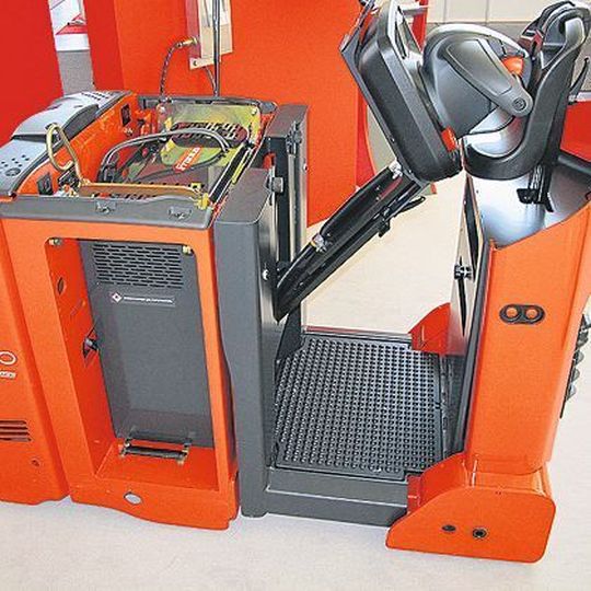 Einen Brennstoffzellen-Schlepper als Ergebnis ihres gemeinsamen Projekts Hylog-Fleet präsentieren Fronius und Linde an ihren Messeständen. Bild: Kroh Einen Brennstoffzellen-Schlepper als Ergebnis ihres gemeinsamen Projekts Hylog-Fleet präsentieren Fronius und Linde an ihren Messeständen. Bild: Kroh