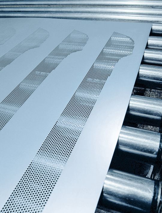Aufgrund der Minimalschmierung werden beim Perforieren und Umformen von Platinen Kosten bei Einkauf und Entsorgung eingespart und die Umwelt entlastet. Der Arbeitsplatz bleibt sauber. Bild: Solvaro Aufgrund der Minimalschmierung werden beim Perforieren und Umformen von Platinen Kosten bei Einkauf und Entsorgung eingespart und die Umwelt entlastet. Der Arbeitsplatz bleibt sauber. Bild: Solvaro