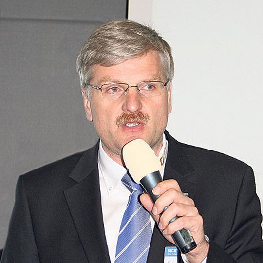 Manfred Pierl, Portfolio-Manager Auto-ID-Technik bei Sick: „ID-Pro steht für die Kompetenz von Sick in allen drei Techniken der Auto-Identifikation.“ Bild: Schnell Manfred Pierl, Portfolio-Manager Auto-ID-Technik bei Sick: „ID-Pro steht für die Kompetenz von Sick in allen drei Techniken der Auto-Identifikation.“ Bild: Schnell