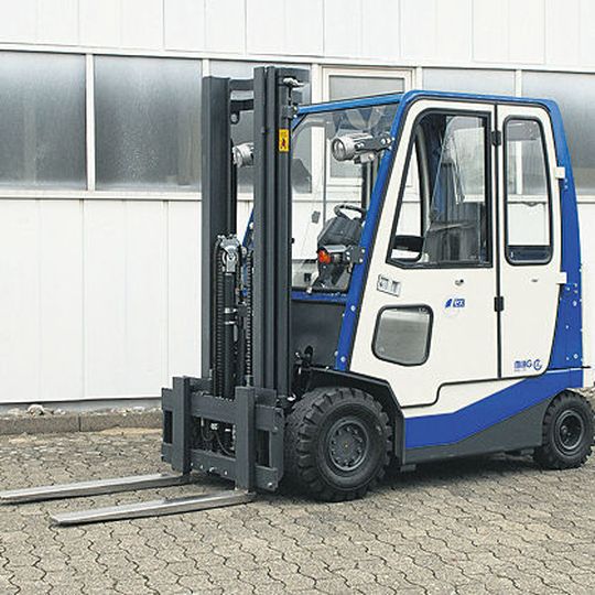 Schon das Serienfahrzeug der Ex-Schutz-Staplerbaureihe EFG 12-25XC unterschreitet 2100 mm Schutzdachhöhe und kann, je nach Hubwerk, zum Be- und Entladen von Containern dienen. Bild: Miag Schon das Serienfahrzeug der Ex-Schutz-Staplerbaureihe EFG 12-25XC unterschreitet 2100 mm Schutzdachhöhe und kann, je nach Hubwerk, zum Be- und Entladen von Containern dienen. Bild: Miag