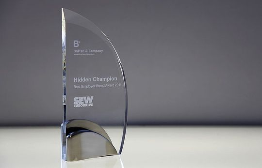 SEW-Eurodrive erhielt im Rahmen des "Best Employer Brand Awards 2011" den Preis für den 1. Platz in der Kategorie "Hidden Champion". (Bild: SEW-Eurodrive)