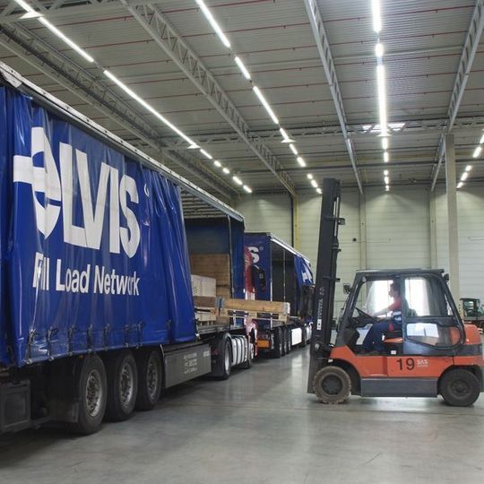 Die Curtainsider, die Elvis für Teilladungen einsetzt, können schnell und einfach seitlich be- und entladen werden. Bild: Elvis Die Curtainsider, die Elvis für Teilladungen einsetzt, können schnell und einfach seitlich be- und entladen werden. Bild: Elvis