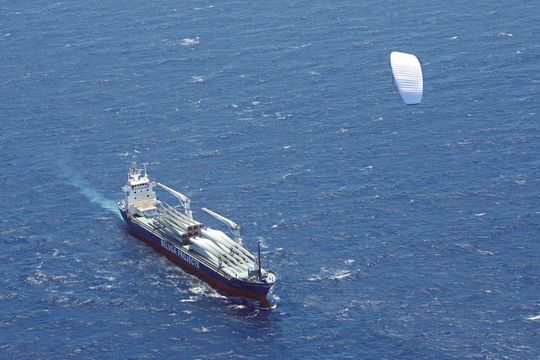 Das Zugseil überträgt die Zugkräfte des Kites auf das Schiff. Dabei entstehen Zugkräfte von bis zu 32 Tonnen. (Bild: SkySails) Das Zugseil überträgt die Zugkräfte des Kites auf das Schiff. Dabei entstehen Zugkräfte von bis zu 32 Tonnen. (Bild: SkySails)