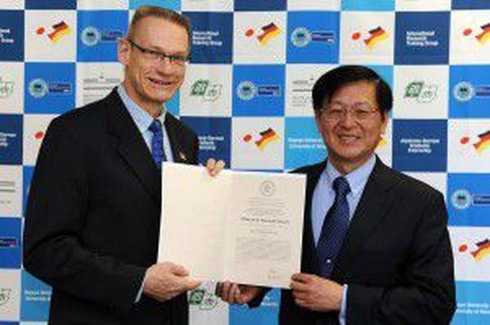 Prodekan Prof. Dr. Jan Andersson (links) verlieh Prof. Dr. Kazuyuki Tatsumi die Ehrenpromotion des Fachbereichs Chemie und Pharmazie. (Bild: WWU - Grewer) Prodekan Prof. Dr. Jan Andersson (links) verlieh Prof. Dr. Kazuyuki Tatsumi die Ehrenpromotion des Fachbereichs Chemie und Pharmazie. (Bild: WWU - Grewer)