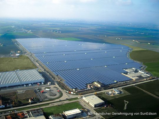 Die größte PV-Anlage Europas in Rovigo: 70 MW Leistung in der Nähe von Padua. Die größte PV-Anlage Europas in Rovigo: 70 MW Leistung in der Nähe von Padua.
