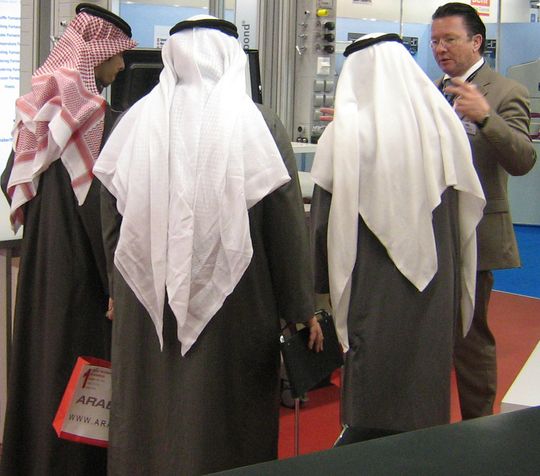 „Ich bin überzeugt, unser neues Büro in Dubai bringt uns vielen Kunden, einen entscheidenden Schritt näher.“ erklärt Peter Schmid, Geschäftsführer Waldner Middle East (rechts im Bild). (Bild: Waldner) „Ich bin überzeugt, unser neues Büro in Dubai bringt uns vielen Kunden, einen entscheidenden Schritt näher.“ erklärt Peter Schmid, Geschäftsführer Waldner Middle East (rechts im Bild). (Bild: Waldner)