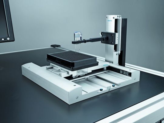 Abb. 1: Kompakte Bauweise: Beim Mini-H-Portal bewegen sich die Probengefäße anstatt der Nadel. Dadurch reduziert sich das Rückvermischungsrisiko. (Bild: Festo) Abb. 1: Kompakte Bauweise: Beim Mini-H-Portal bewegen sich die Probengefäße anstatt der Nadel. Dadurch reduziert sich das Rückvermischungsrisiko. (Bild: Festo)